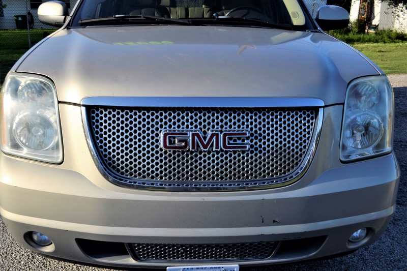 concession-auto-PEILLE-min_gmc-yukon-truck-grill-2828425